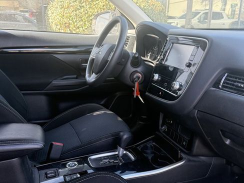 Used 2020 Mitsubishi Outlander ES image 27
