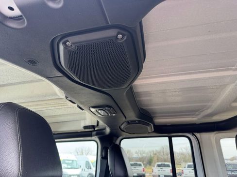 Used 2019 Jeep Wrangler Unlimited Sahara w/ Dual Top Group AWD/4WD image 8