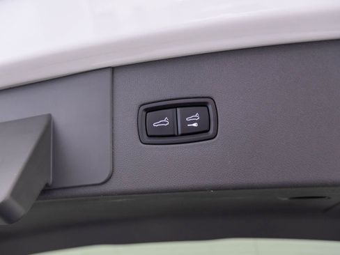 Certified 2022 Porsche Cayenne Platinum Edition image 35