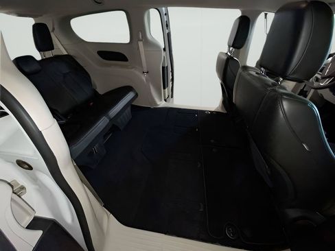 Used 2023 Chrysler Pacifica Touring-L AWD/4WD image 36