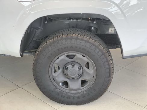 Used 2019 Toyota Tacoma SR AWD/4WD image 12