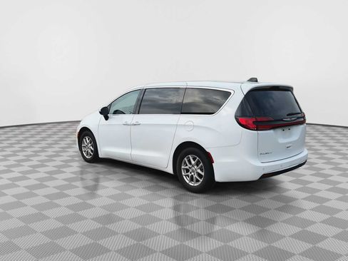 Used 2023 Chrysler Pacifica Touring-L FWD image 6