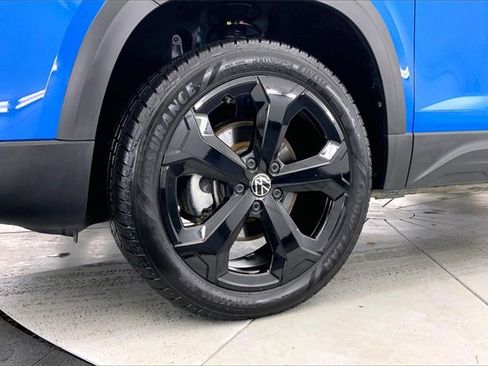 Used 2025 Volkswagen Taos SE image 9