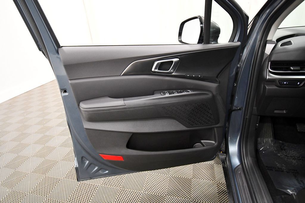 Certified 2026 Kia Carnival SX w/ SX Dark Edition Package FWD image 14