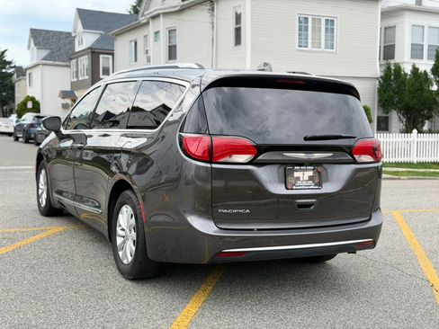 Used 2018 Chrysler Pacifica Touring-L FWD image 4