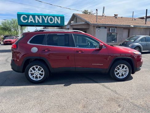 Used 2018 Jeep Cherokee Latitude AWD/4WD image 3