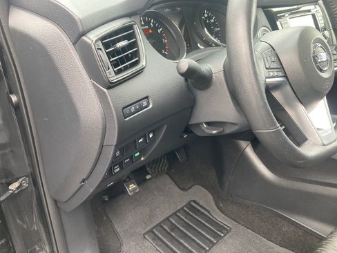 Used 2018 Nissan Rogue SV w/ Premium Package image 17