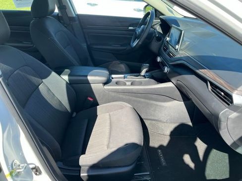 Used 2025 Nissan Altima 2.5 SV FWD image 14