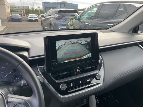 Used 2025 Toyota Corolla Cross LE image 17