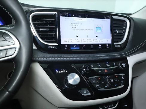 Used 2023 Chrysler Pacifica Touring-L FWD image 25