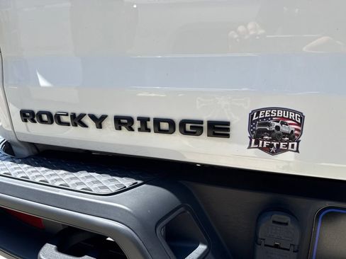 Used 2022 Jeep Gladiator Overland w/ Cold Weather Group AWD/4WD image 11