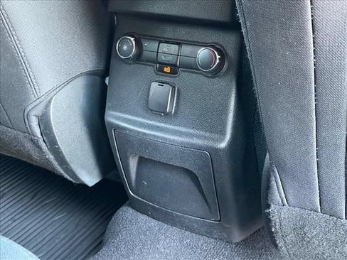 Used 2018 Ford Explorer XLT w/ Equipment Group 201A FWD image 12
