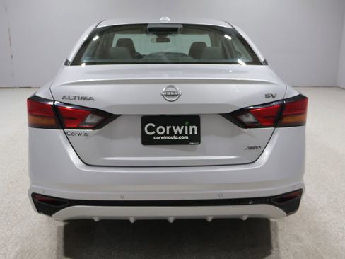 Used 2024 Nissan Altima 2.5 SV AWD/4WD image 3