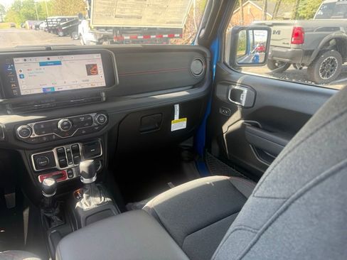 New 2026 Jeep Gladiator Rubicon w/ Whitecap Package AWD/4WD image 40