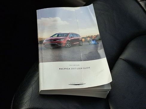 Used 2017 Chrysler Pacifica Touring-L image 31