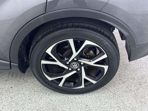 Used 2018 Toyota C-HR XLE image 39