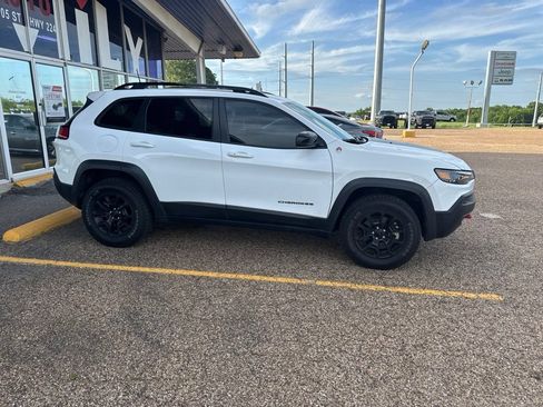 Used 2022 Jeep Cherokee Trailhawk w/ Premium Leather Package AWD/4WD image 2