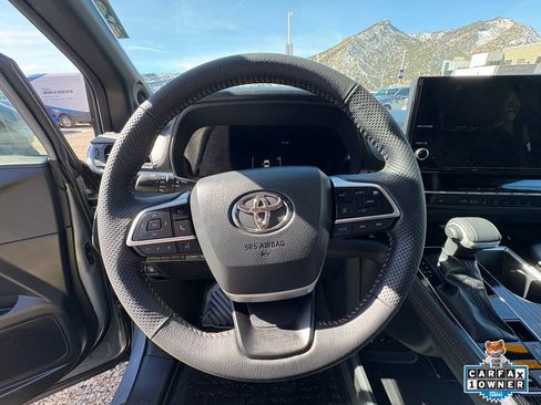 Used 2025 Toyota Sienna XLE Woodland Edition image 4