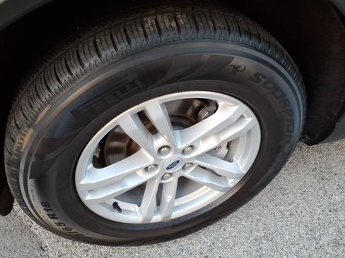 Used 2023 Ford Explorer XLT AWD/4WD image 8