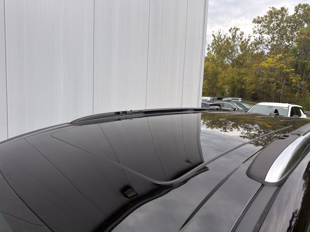 Used 2025 Chrysler Pacifica Pinnacle FWD image 2