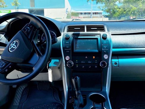 Used 2017 Toyota Camry LE FWD image 9