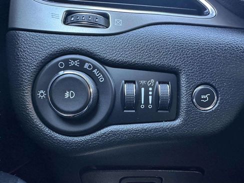 Used 2019 Jeep Cherokee Limited image 16