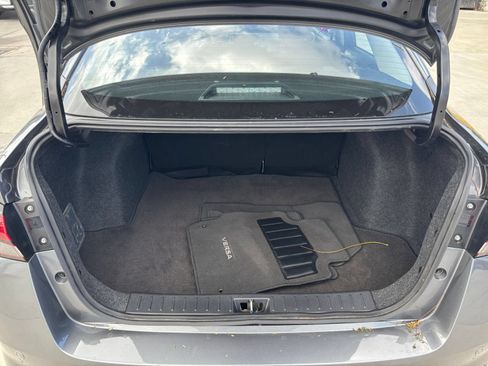 Used 2025 Nissan Versa SV FWD image 31