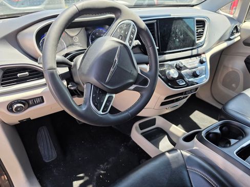 Used 2022 Chrysler Pacifica Touring-L FWD image 4