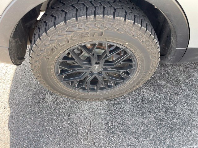Used 2018 Ford Explorer XLT w/ Equipment Group 202A AWD/4WD image 10