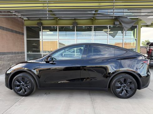Used 2024 Tesla Model Y 2WD image 7
