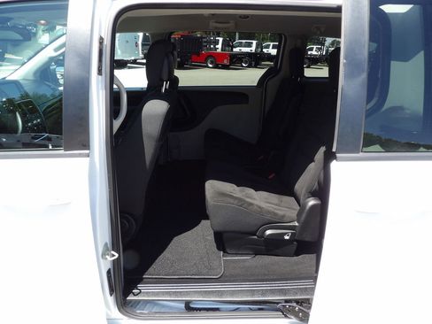 Used 2018 Dodge Grand Caravan SE w/ UConnect Hands-Free Group FWD image 25