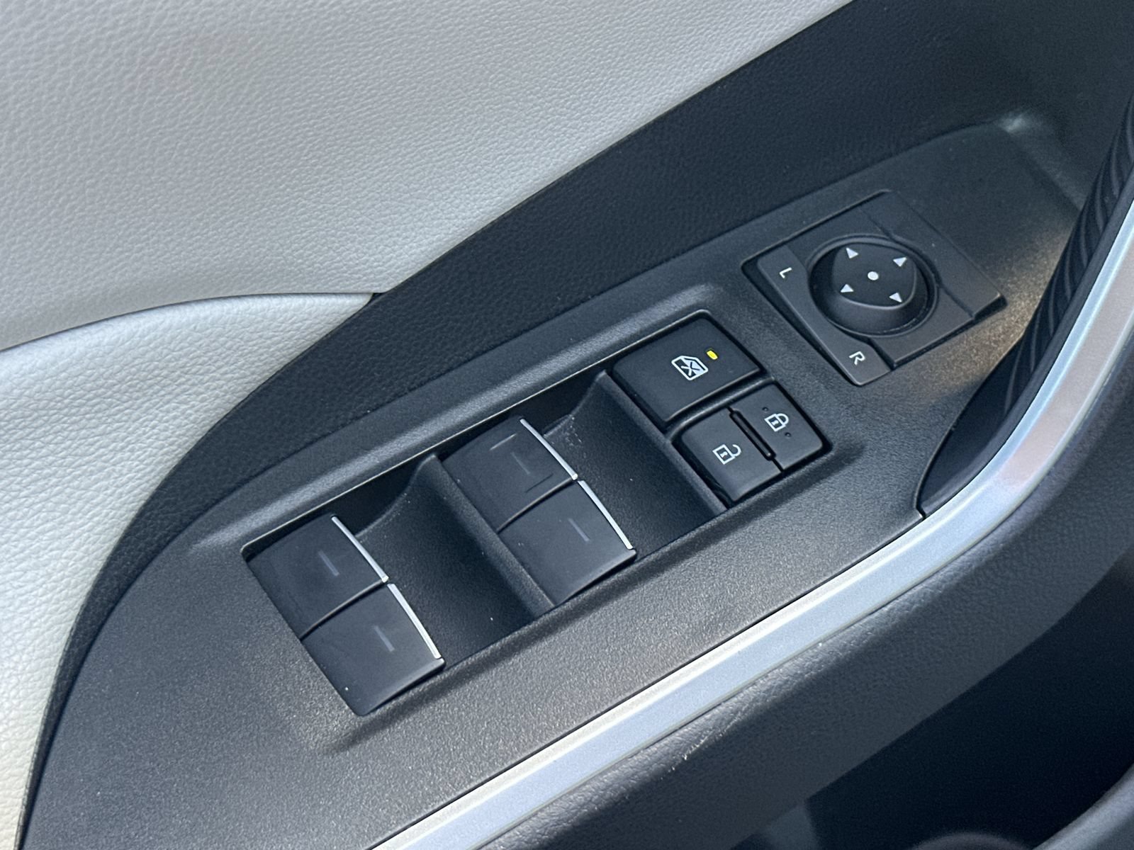 Used 2025 Toyota RAV4 XLE w/ Convenience Package FWD image 15