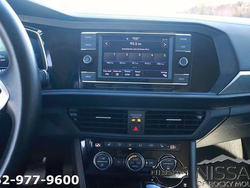 Used 2024 Volkswagen Jetta SE FWD image 19