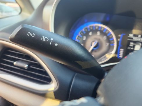 Used 2023 Chrysler Voyager LX image 40