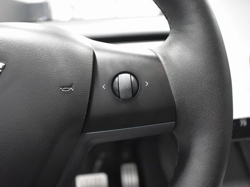 Used 2022 Tesla Model Y Performance image 28