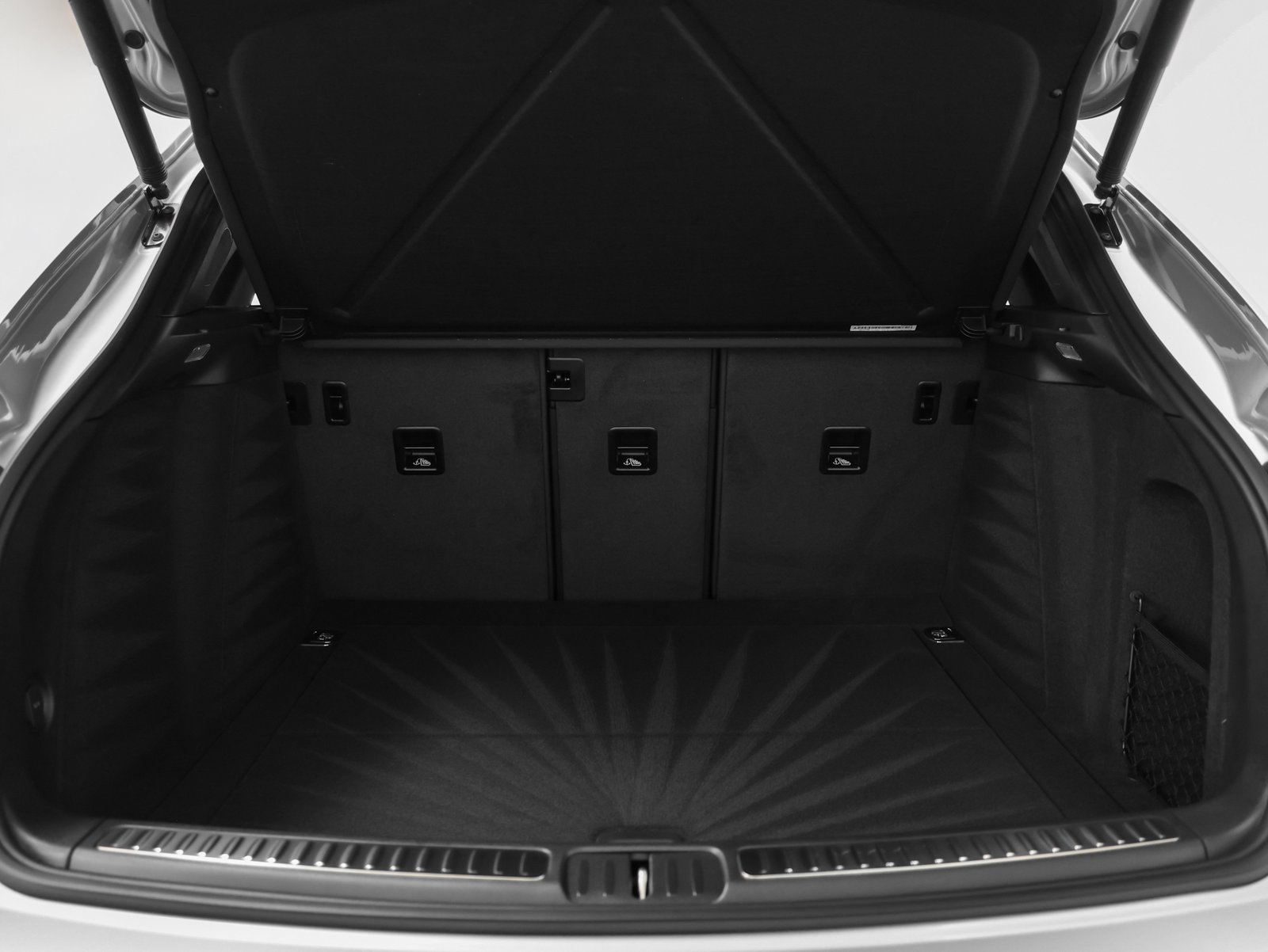 Certified 2025 Porsche Macan AWD/4WD image 17