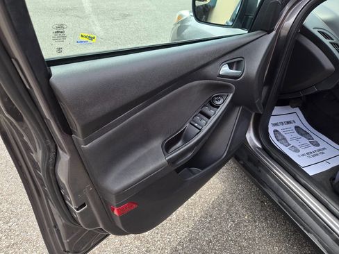 Used 2014 Ford Focus SE w/ SE Sport Package image 18