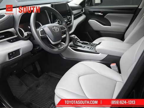 Used 2024 Toyota Highlander XLE image 9