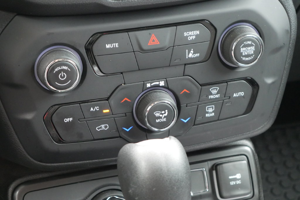 Used 2023 Jeep Renegade Latitude w/ Premium Group AWD/4WD image 16