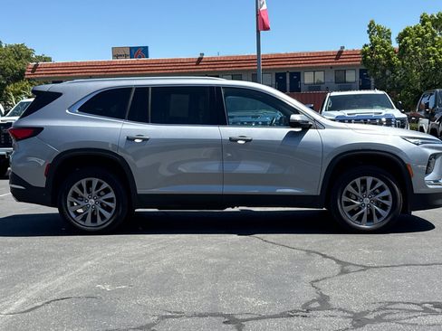 Used 2025 Buick Enclave Preferred FWD image 3