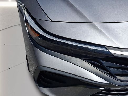Certified 2024 Hyundai Elantra SE FWD image 17