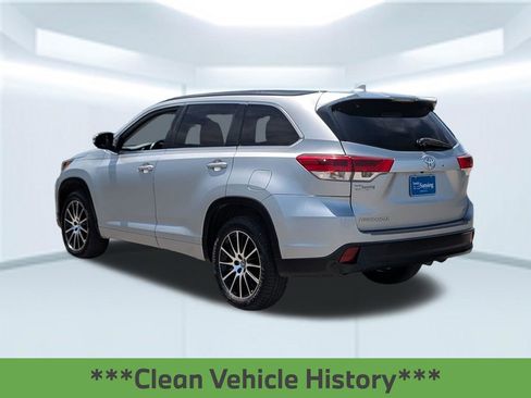 Used 2018 Toyota Highlander SE FWD image 4