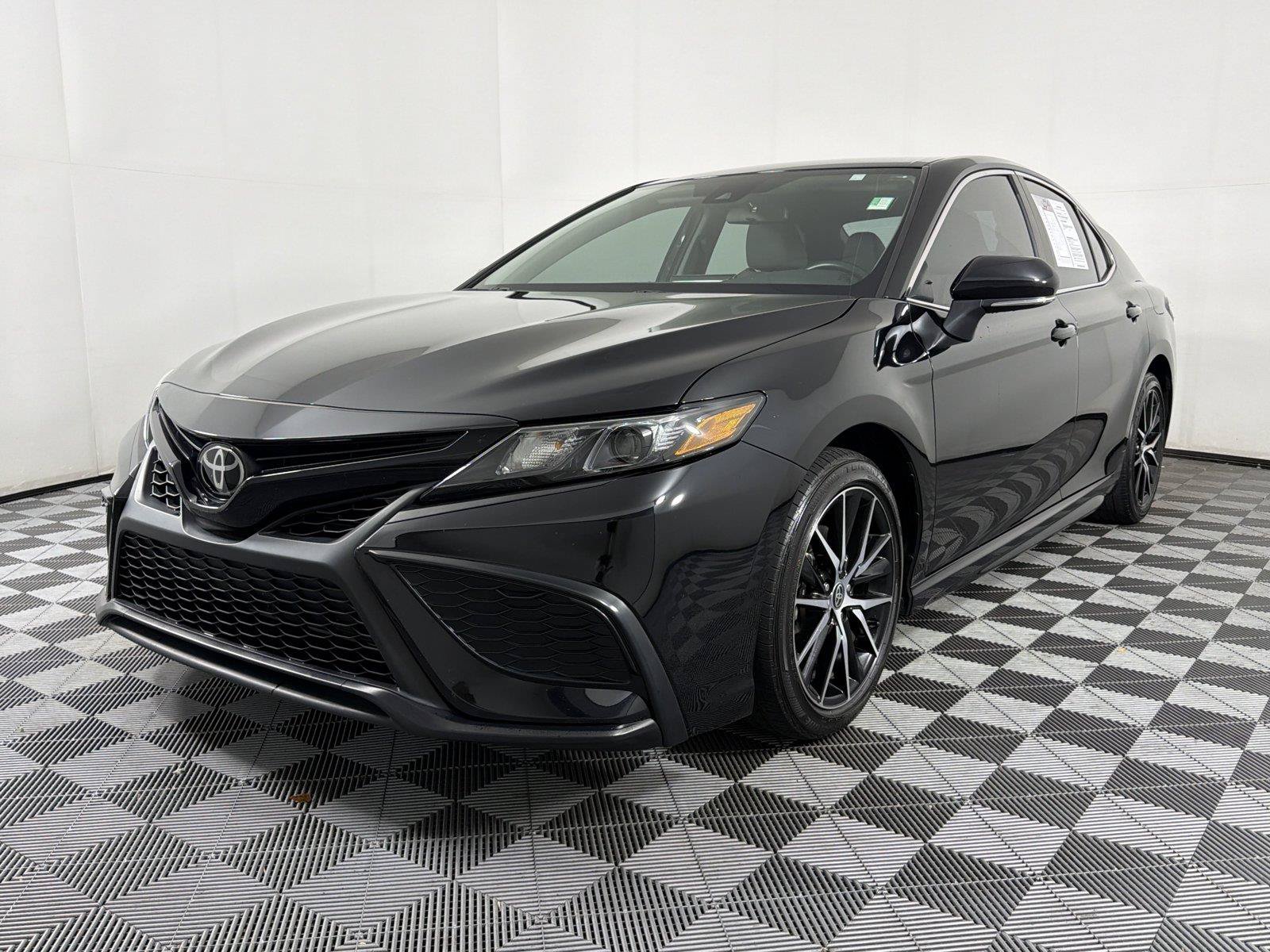 Used 2024 Toyota Camry SE FWD image 3