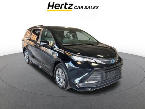 Used 2025 Toyota Sienna XLE image 1