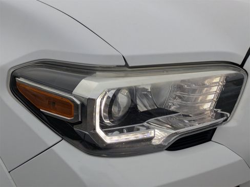 Used 2020 Toyota Tacoma TRD Sport w/ Phone Cable & Charge Package image 10