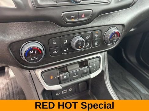 Used 2024 GMC Terrain SLE w/ Driver Convenience Package FWD image 24
