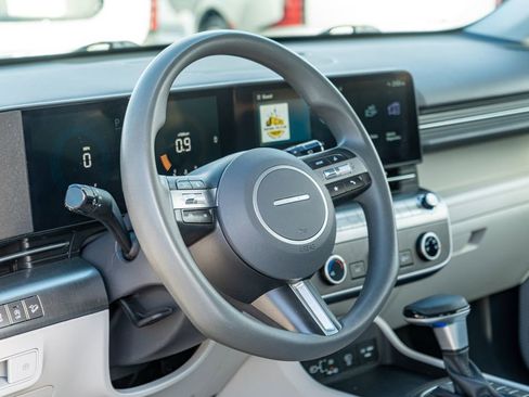 Certified 2025 Hyundai Kona SE image 21