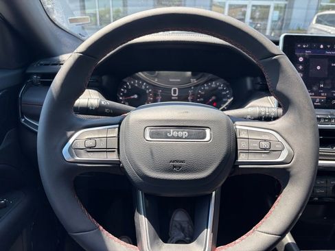 Used 2026 Jeep Compass Trailhawk AWD/4WD image 3