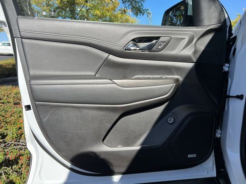 Used 2023 GMC Acadia SLT image 12