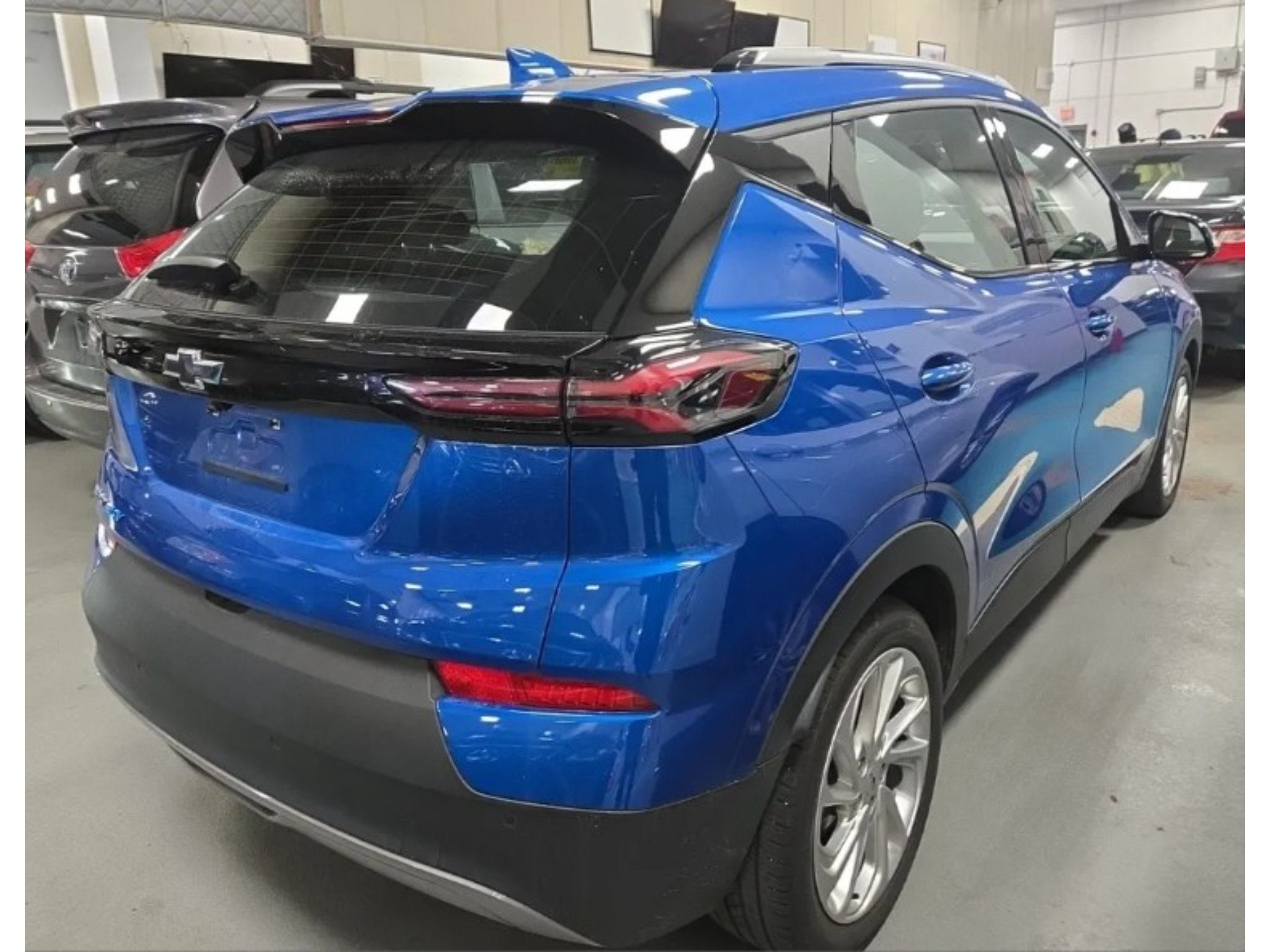 Used 2023 Chevrolet Bolt EUV LT w/ Comfort Package FWD image 3